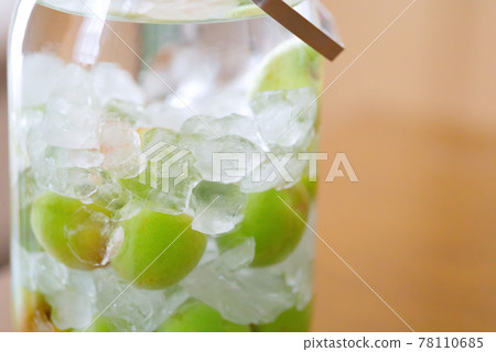 製作梅酒 | 將白酒倒入藍梅和冰糖交替放入瓶容器中後 78110685