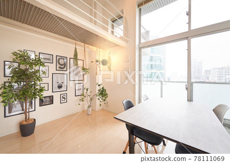 A room with a picture frame on the wall 78111069
