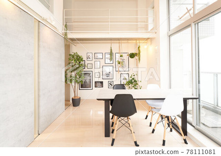 A room with a picture frame on the wall 78111081