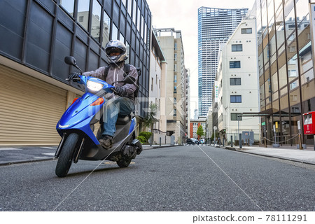 騎摩托車橫濱通勤的男人 78111291