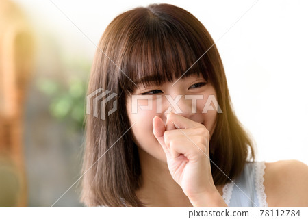 一個微笑的女人。 78112784