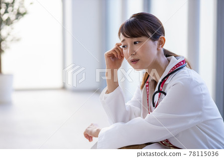 蹲在醫院裡的女醫生 蹲在醫院裡的女醫生 78115036