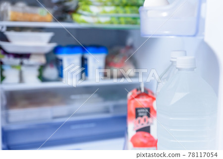 冰箱門袋中的 PET 瓶水。冰箱門打開。 冰箱門袋中的 PET 瓶水。冰箱門打開。 78117054