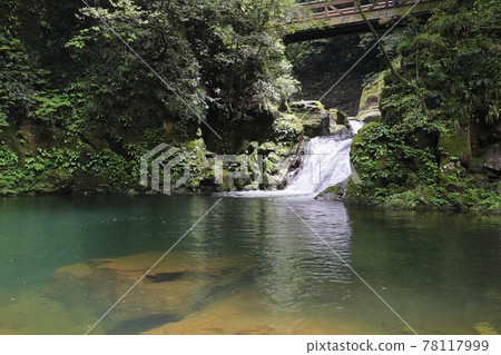 Fresh green red-eye-red waterfall 78117999