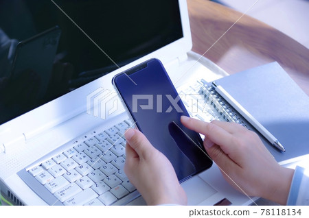 Woman operating a smartphone 78118134