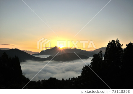 Sea of clouds and sunrise seen from Kuju (Itsukushima Shrine) (viewing Ichizokuyama) Sea of clouds and sunrise seen from Kuju (Itsukushima Shrine) (viewing Ichizokuyama) 78118298