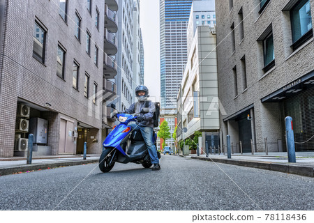 騎摩托車橫濱通勤的男人 78118436