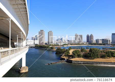 通往台場的彩虹橋和城市景觀 通往台場的彩虹橋和城市景觀 78118674