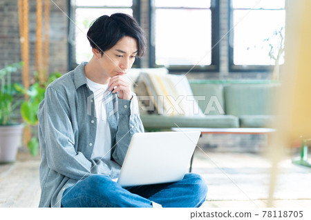 男士客廳遠程辦公遠程工作個人電腦的生活方式 男士客廳遠程辦公遠程工作個人電腦的生活方式 78118705
