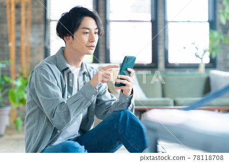 Men's smartphone smartphone living lifestyle 78118708