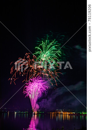 為室蘭港的夜空增添色彩的煙花也為海面增添色彩 為室蘭港的夜空增添色彩的煙花也為海面增添色彩 78119206