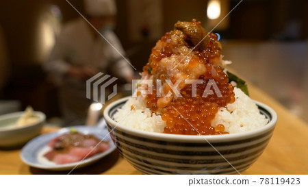 海鮮蓋飯、鮭魚子、海膽、蓋飯、精美壽司 78119423