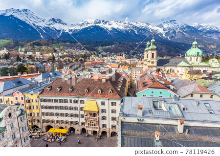 Aerial view of Innsbruck old town shows the famous Goldenes Dachi and beatiful snow mountain ranges in the background 78119426