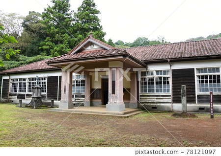 Wooden primary school 78121097