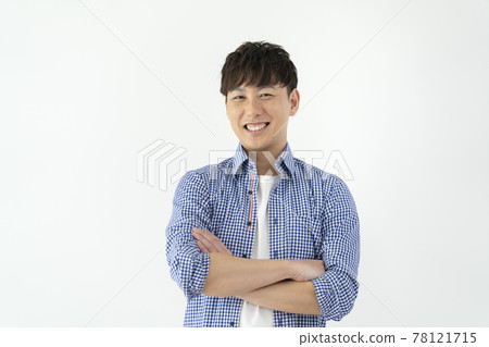 有折疊的微笑的雙臂的阿拉福人看照相機 78121715