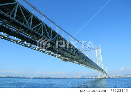 從淡路島看到的明石海峽大橋下面 78123143