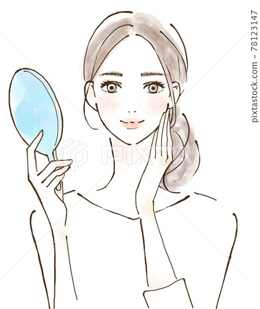 一個女人面帶微笑地照鏡子 78123147