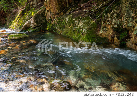 Scenery of a waterfall that flows down into the clear stream Takemakeikoku when it is fresh green 78123248