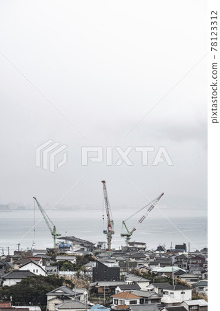 Seaside cityscape after the rain 78123312