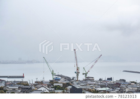 Seaside cityscape after the rain 78123313