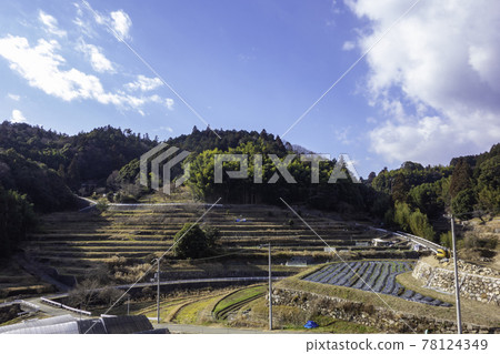 冬天陽光明媚的日子,日本山區的風景 冬天陽光明媚的日子,日本山區的風景 78124349