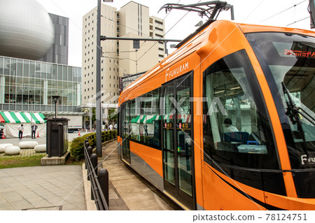 福井站出發的橙色低地板車福蘭 78124751