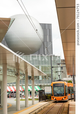 進入福井站的橙色低地板車福蘭 進入福井站的橙色低地板車福蘭 78124753