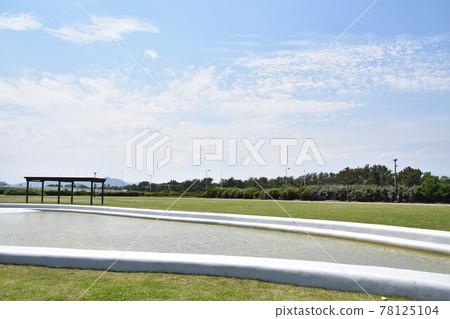 兒童游泳池等待夏天 藍天和綠色公園 兒童游泳池等待夏天 藍天和綠色公園 78125104