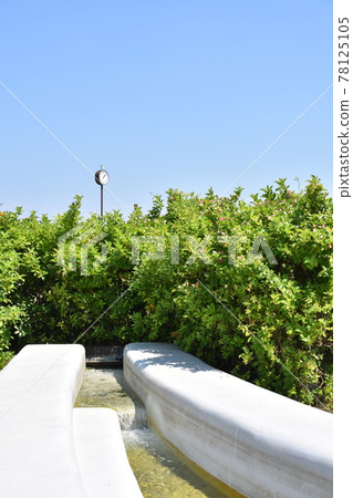 兒童游泳池等待夏天 藍天和綠色公園 78125105