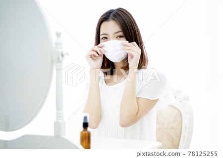 一個戴著面具的女人 78125255