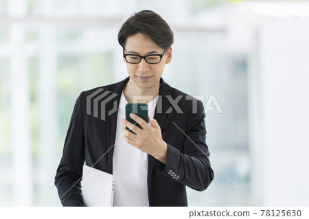 看智能手機的商人 看智能手機的商人 78125630