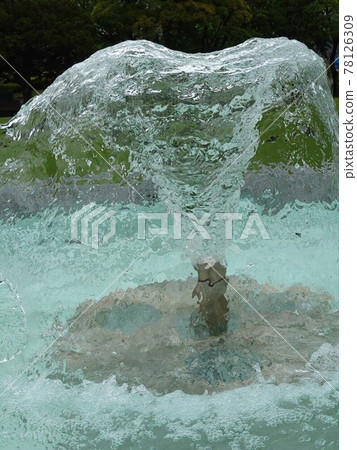 Cool fountain in early summer 1 78126309