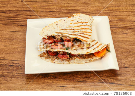 Quesadilla with sausages and beans 78126908