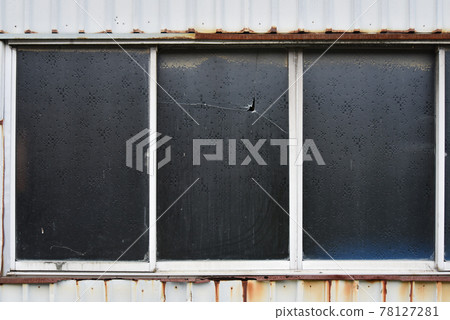 破碎的窗戶玻璃 78127281