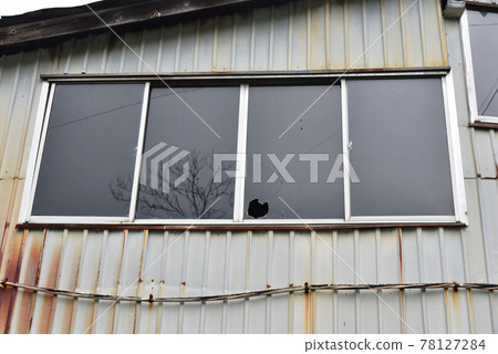 Broken window glass 78127284