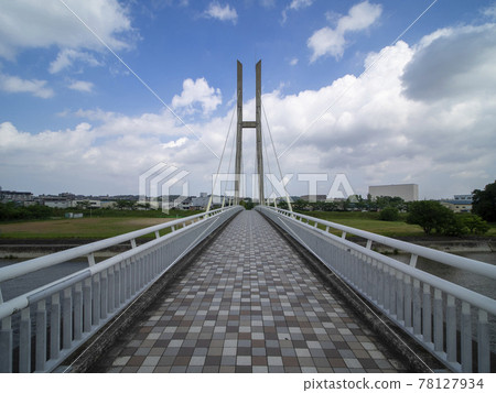 石川自行車橋在藍藍的天空下 78127934
