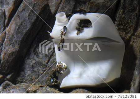 Plastic tank waste underwater 78128081