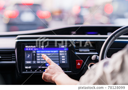 Driving using car navigation system car audio [Car life everyday] 78128099