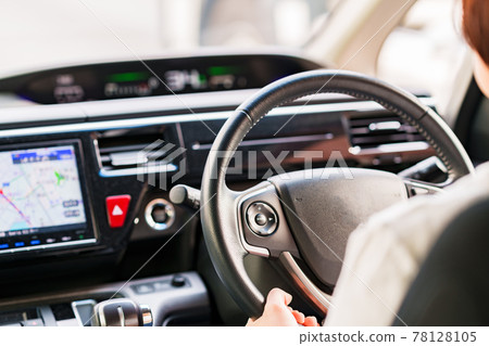 Driving using car navigation system car audio [Car life everyday] 78128105