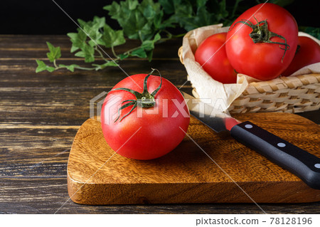 Fresh tomatoes 78128196