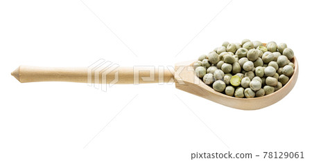 spoon with whole dried green peas isolated 78129061