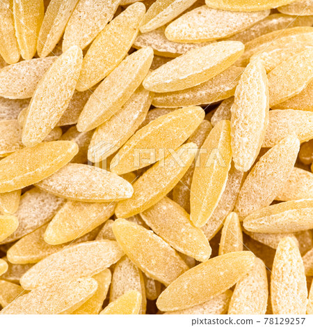 uncooked orzo risoni pasta close up 78129257