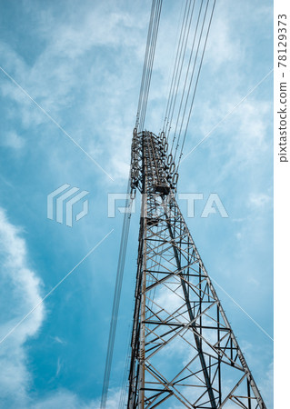 輸電塔仰望,雲彩漂浮在藍天 c-3 淺色調 輸電塔仰望,雲彩漂浮在藍天 c-3 淺色調 78129373