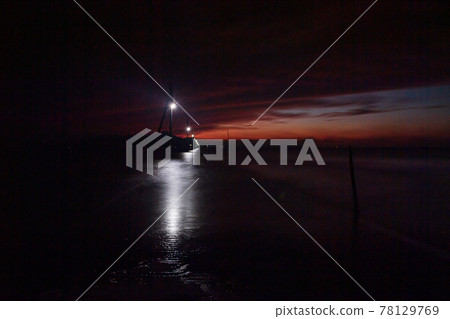 A landscape where the dusk sky is dyed in madder red and the sea is also dyed A landscape where the dusk sky is dyed in madder red and the sea is also dyed 78129769
