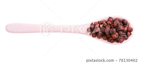 ceramic spoon with dry schisandra fruits isolated 78130402