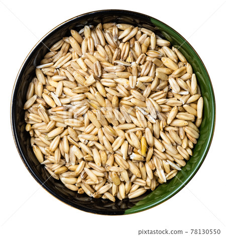 unpolished oat grains in round bowl isolated 78130550