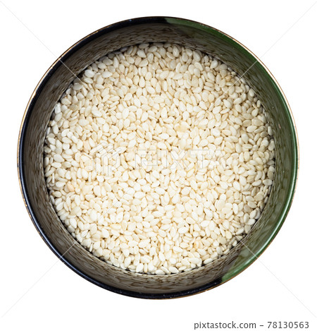 white sesame seeds in round bowl isolated 78130563