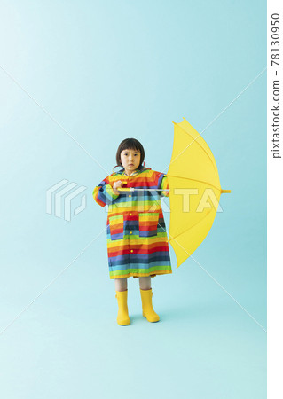 一個拿著雨傘的女孩的肖像 一個拿著雨傘的女孩的肖像 78130950
