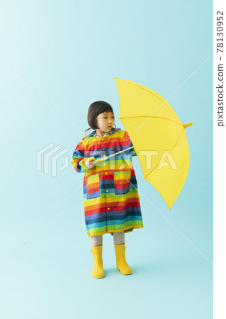 一個拿著雨傘的女孩的肖像 一個拿著雨傘的女孩的肖像 78130952