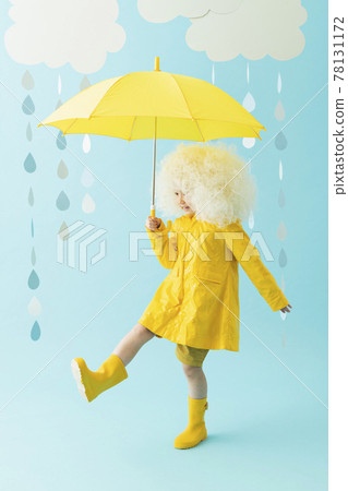 Portrait of a girl holding an umbrella 78131172